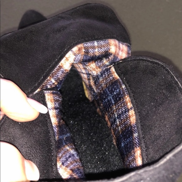 ❌SOLD❌Black Booties w/Gold Buckle 38 NIB - Picture 7 of 8